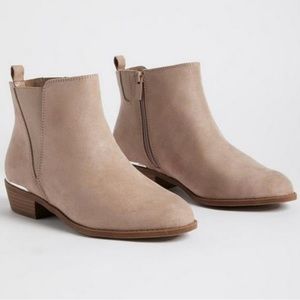 NIB Torrid Ankle Booties Faux Suede Metal Rand Chelsea Booties Size 8.5